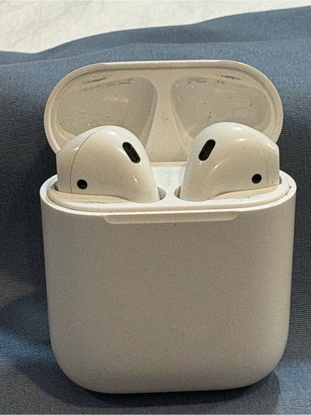 Apple airpods gen 2.